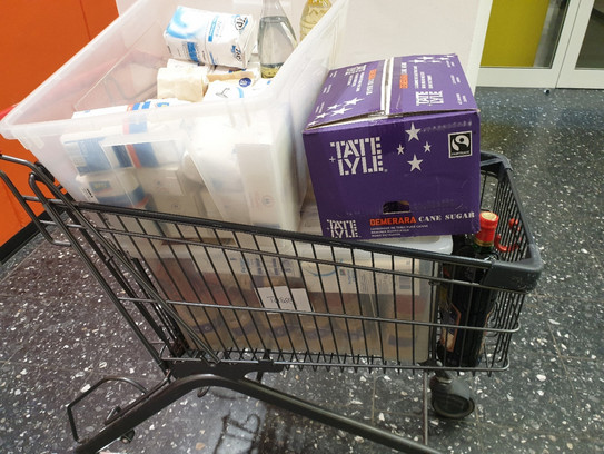 Ein Einkaufswagen gefüllt mit Lebensmitteln