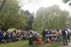 Mitten im Grünen (auf der Wiese vor der EF50) stehen viele Menschen um einen Grill. Das kann nur bedeuten, dass die Fachschaft ihr berühmtes Fachschafts- bzw. Fakultätsgrillen veranstaltet. Bei Bier und Softgetränken, sowie allerlei leckerer Nahrungsmittel sind die Studierenden sitzend oder stehend in Gespräche vertieft.