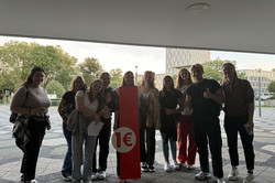 Eine Gruppe der Teilnehmenden der Stadtrallye posiert gemeinsam für das Foto.