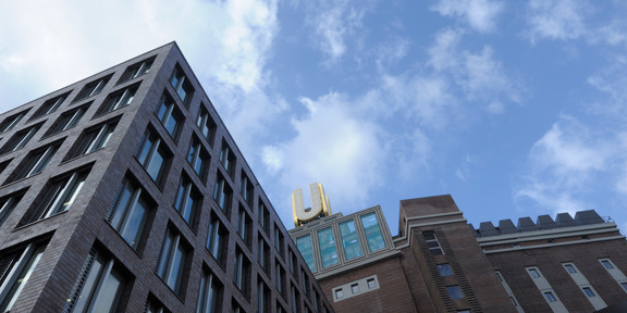 Das Gebäude des Dortmunder U von unten gegen den blauen, leicht bewölkten Himmel fotografiert